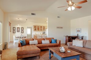 Smart TV, fireplace, foosball, books - The Pinot Paradise Experience. (Paso Robles)