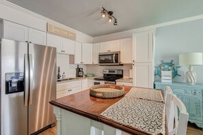 Fridge, microwave, oven, stovetop - On the Private Beach! Tide Vibes #6 Full Kitchen! (Indian Rocks Beach)