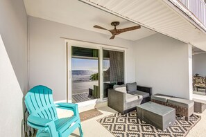 Terrace/patio - On the Private Beach! Tide Vibes #6 Full Kitchen! (Indian Rocks Beach)