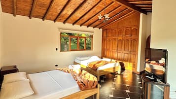 Habitación familiar | Decoración personalizada, muebles diferentes y wifi gratis