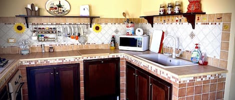 Microonde, forno, piano cottura, macchina per tè/caffè