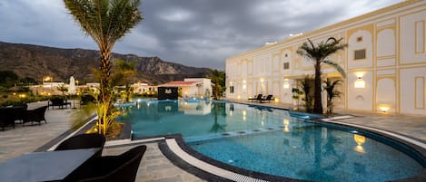 Una piscina al aire libre