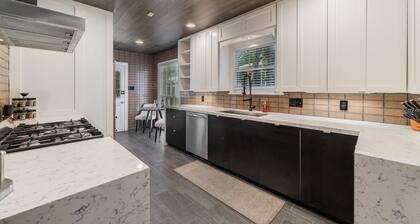 Sunset House - Luxury Pool and Hot Tub Retreat