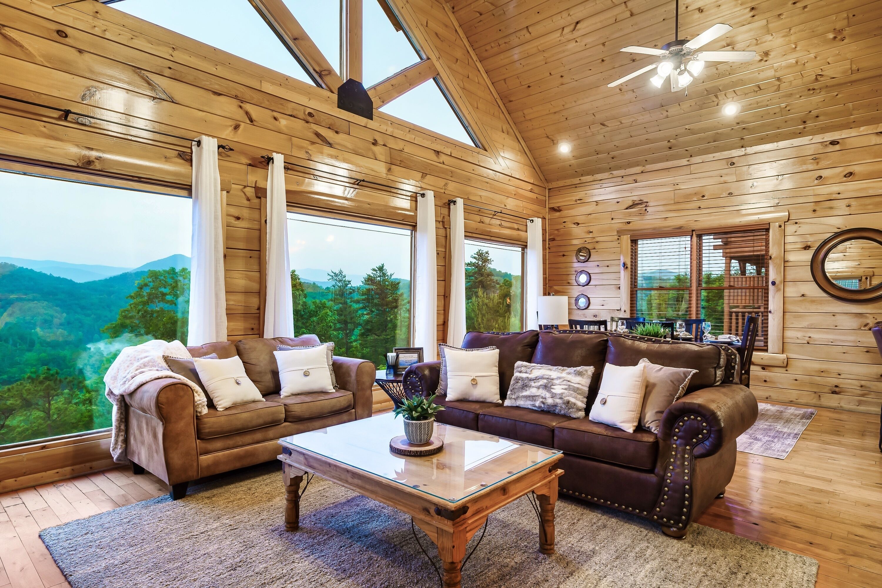 Smart-tv, een open haard, videospelletjes en tafelvoetbal