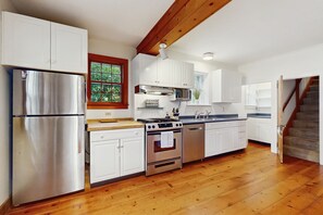 Een koelkast, een microgolfoven, een oven, een kookplaat