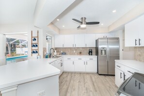 冰箱、微波炉、烤箱、炉灶