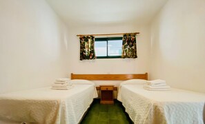 1 habitación y tabla de planchar con plancha 