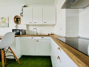 Kühlschrank, Mikrowelle, Wasserkocher mit Kaffee-/Teezubehör