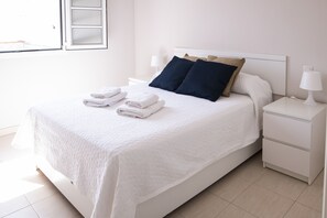 1 habitación y tabla de planchar con plancha 