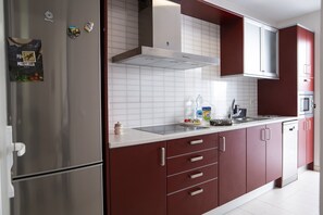 Réfrigérateur, micro-ondes, lave-vaisselle, cafetière/bouilloire