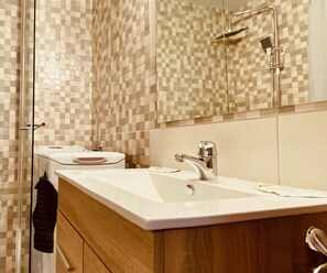 Dusche, Haartrockner, Seife, Shampoo