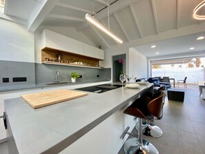 Kylskåp, mikrovågsugn, ugn och diskmaskin