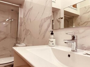 Shower, hair dryer, shampoo - Casa Edison near Las Canteras Beach (Las Palmas de Gran Canaria)