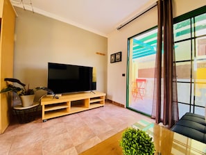 TV - Cozy and Sunny Bungalow in Maspalomas (San Bartolomé de Tirajana)