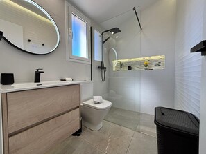 Kylpyamme, hiustenkuivaaja, sampoo