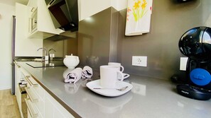 Réfrigérateur, micro-ondes, four, cafetière/bouilloire