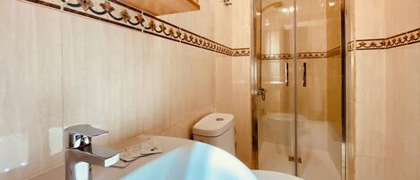 Chuveiro, secador de cabelo, sabonete, shampoo