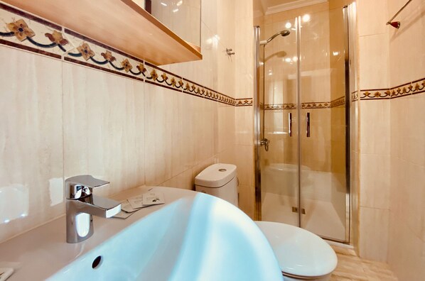 Dusche, Haartrockner, Seife, Shampoo