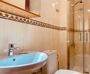 Dusche, Haartrockner, Seife, Shampoo