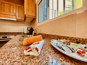 Kühlschrank, Ofen, Wasserkocher mit Kaffee-/Teezubehör, Wasserkocher