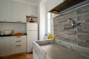 Een koelkast, een oven, een koffiezetapparaat/waterkoker