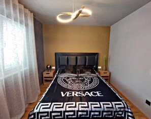 1 dormitorio, tabla de planchar con plancha, wifi y ropa de cama