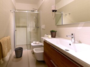 Shower, free toiletries, hair dryer, bidet - Golf Hotel Castelconturbia (Agrate Conturbia)