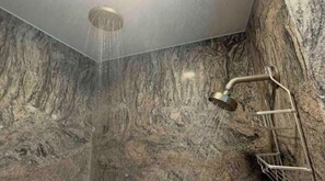 Douche, sèche-cheveux, serviettes fournies, shampoing