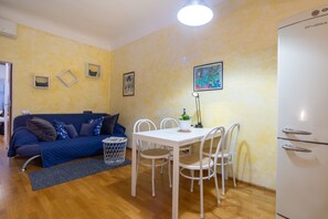 Apartamento conforto | Área de estar | TV de tela plana 32 polegadas com canais digitais, TV