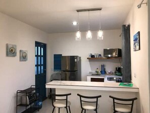 Een koelkast, een magnetron, een oven, een kookplaat