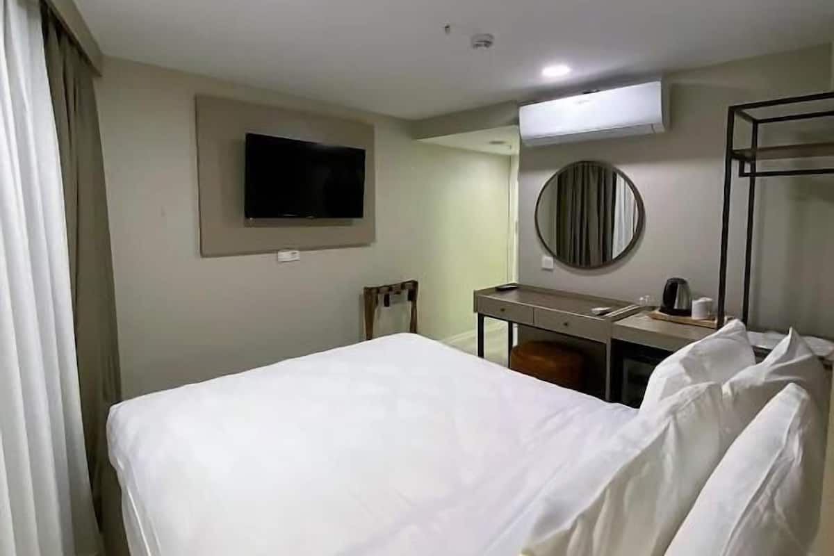 Premium bedding, down comforters, minibar, soundproofing