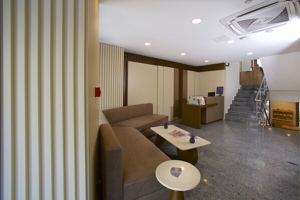 Lobby-lounge