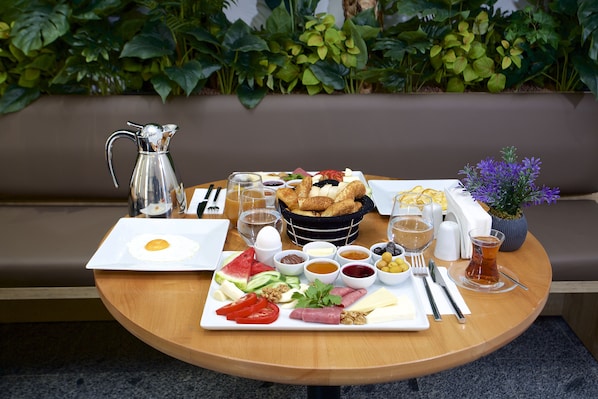 Desayuno continental diario (EUR 6 por persona)