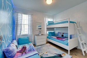 4 quartos, escrivaninha, ferros/tábuas de passar roupa, berço de viagem