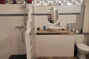 Haartrockner, Handtücher, Seife, Toilettenpapier