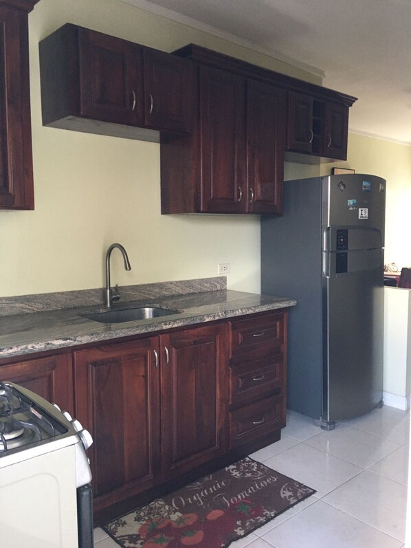 Geladeira, micro-ondas, fogão, cooktop