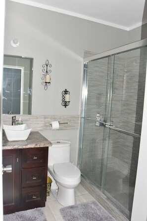 Douche, serviettes fournies, savon, papier de toilette