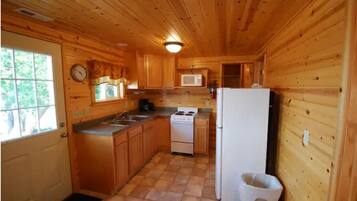 Réfrigérateur, micro-ondes, grille-pain