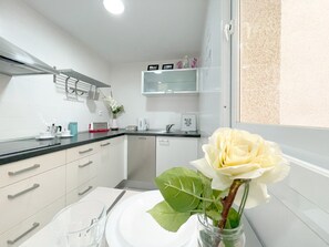 ثلاجة، ميكروويف، غسالة أطباق، ماكينة لصنع القهوة/الشاي