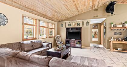 Northwoods Oasis close to Duluth - BOULDBERBELLE RETREAT