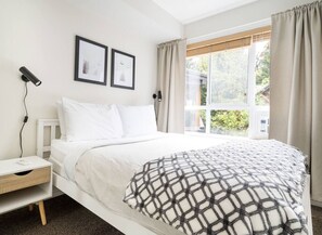 Room - Private Hot Tub, Patio and Free Parking @ Glaciers (Whistler)