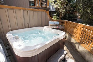 Bañera de hidromasaje al aire libre