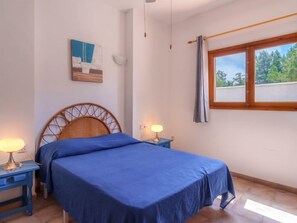 3 makuuhuonetta, työpöytä, silitysrauta/-lauta, Wi-Fi