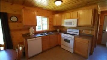 Køleskab, mikrobølgeovn, opvaskemaskine, kaffe-/temaskine