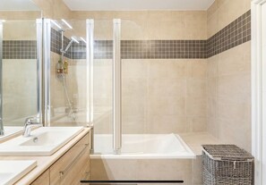 Sapone, shampoo, carta igienica