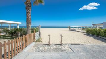 Una spiaggia nelle vicinanze