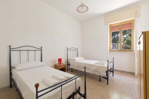 3 habitaciones, tabla de planchar con plancha y internet 