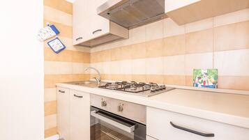 Kühlschrank, Wasserkocher mit Kaffee-/Teezubehör