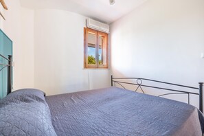 1 camera, ferro/asse da stiro, lenzuola