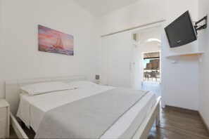 2 bedrooms, iron/ironing board, internet